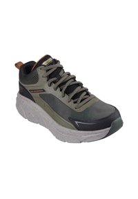 Zapatilla impermeable verde oliva con materiales de malla y goma, con un diseño de cordones negro, suela moteada gris claro y acentos naranjas.
