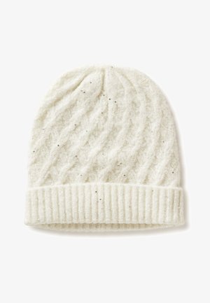 Berretto di maglia bianco con motivo a trecce e polsino a costine. Decorato con piccole paillettes argentate per aggiungere dettagli e texture.