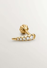 Pendiente de oreja dorado con un diseño curvado que presenta cinco piedras preciosas transparentes. La parte posterior tiene una forma texturizada, similar a una concha.