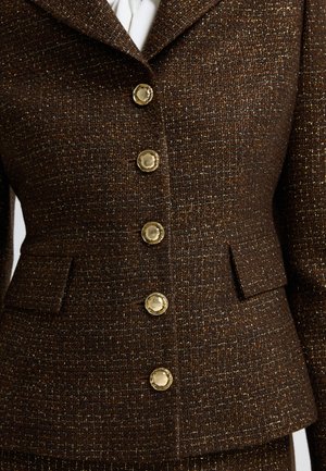 Blazer in tweed marrone con finitura testurizzata, caratterizzato da bottoni dorati, colletto a punta e due tasche frontali.