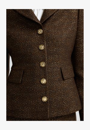 Bruin tweed blazer met een gestructureerde afwerking, voorzien van goudkleurige knopen, een notch-kraag en twee voorzakken.