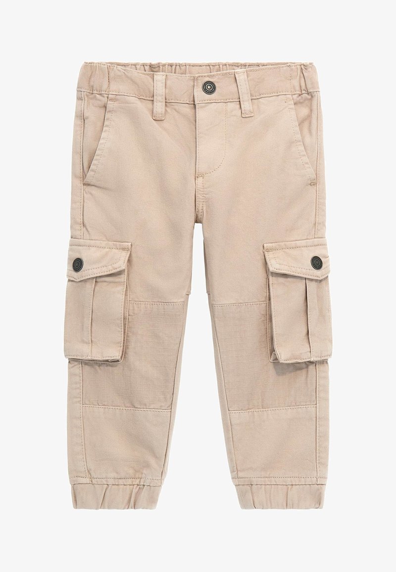 Pantalon cargo beige pour enfants avec taille élastique, poches avant, poches latérales à rabat boutonné, renforts cousus aux genoux et chevilles élastiques.