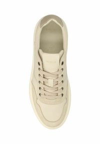 Beige leren sneaker met suède accenten, ronde neus, platte vetersluiting en subtiele branding op de tong. Glad textuur overal.
