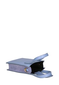 Borsa a mano in pelle blu con texture scamosciata, forma rettangolare e patta aperta. Presenta un accento in metallo dorato e una tracolla staccabile.