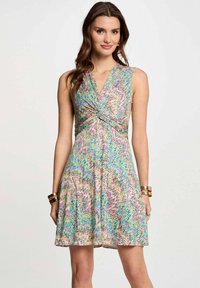 Ärmelloses Kleid mit einem mehrfarbigen Zickzackmuster, das ein täuschendes Wickeldesign und einen ausgestellten Rock aufweist. Hergestellt aus leichtem Stoff.