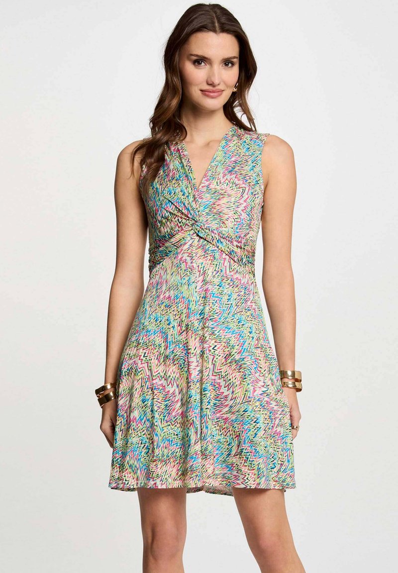 Ärmelloses Kleid mit einem mehrfarbigen Zickzackmuster, das ein täuschendes Wickeldesign und einen ausgestellten Rock aufweist. Hergestellt aus leichtem Stoff.