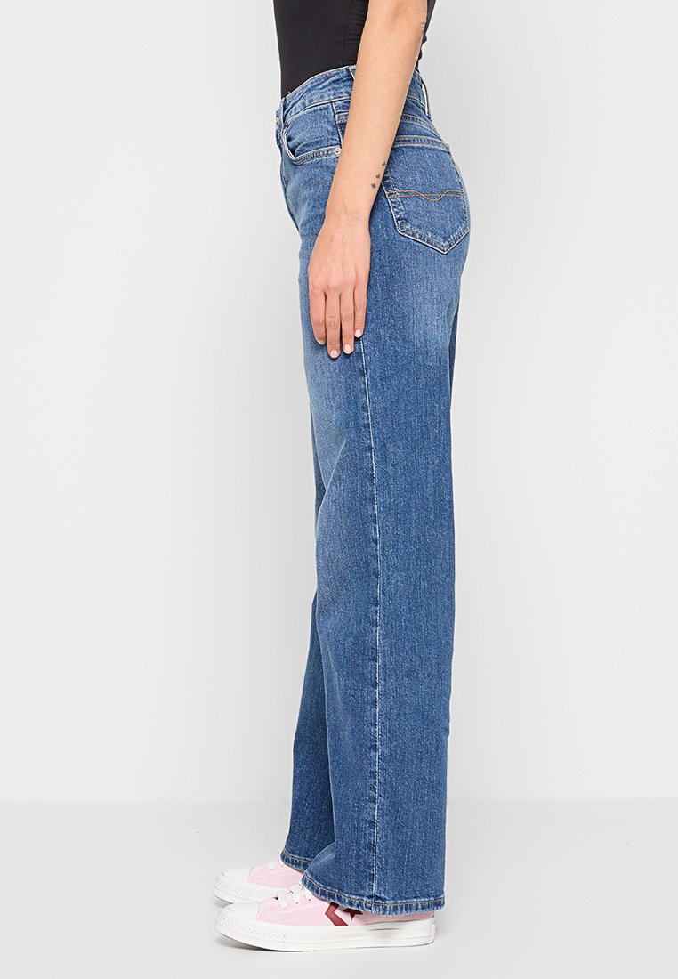 Bleuweizen Jeans mit weitem Bein und hohem Bund, aus Denim gefertigt, mit subtilen Waschungen und klassischem 5-Taschen-Design.