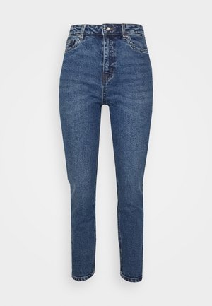 Jeans de ganga de cintura alta em azul escuro. Apresenta cinco bolsos, costura visível e fecho de botão. Textura suave com ligeira descoloração.