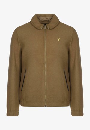 Chaqueta marrón con cremallera y cuello alto, dos bolsillos laterales con ribete negro y pequeño logo bordado de águila amarilla en el pecho izquierdo.