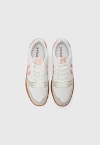 Sneaker atletiche bianche e rosa con accenti grigi in suede, dotate di punta perforata, lacci bianchi e marchiatura decorata sulla linguetta.