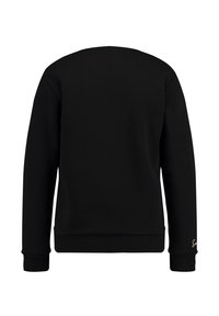 Sudadera negra de manga larga, con puños y dobladillo acanalados, que presenta una textura suave y un pequeño logo dorado en el lado inferior.