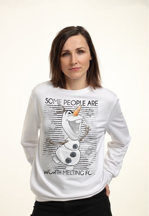 Vit långärmad sweatshirt med en svart och grå grafik av Olaf och texten "Vissa människor är värda att smälta för" i svart.