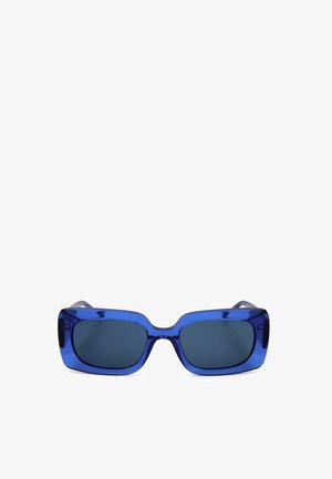 Occhiali da sole con montatura rettangolare blu traslucida e lenti scure, esposti su sfondo bianco.