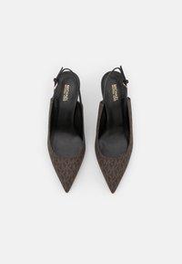 Talons slingback à bout pointu en marron foncé avec un motif texturé comportant les initiales "MK". Intérieur lisse noir avec une semelle intérieure de marque.