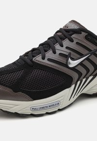Crne i sive atletske tenisice s gornjim dijelom od mrežaste tkanine, gumeni potplat, Nike swoosh i detalj "FULL LENGTH NIKE AIR" na srednjem potplatu.