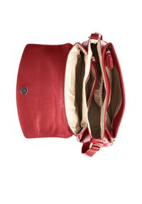 Rote Lederhandtasche mit einem einzigen Schulterriemen, ausgestattet mit einem magnetischen Druckverschluss, zwei Fächern und einem weichen beigen Innenfutter.