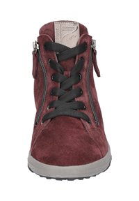 Bottines en suède bourgogne à tige haute avec lacets noirs, fermetures éclair sur le côté, tissu texturé et semelle en caoutchouc grise. Caractéristiques : col rembourré et détail de logo.