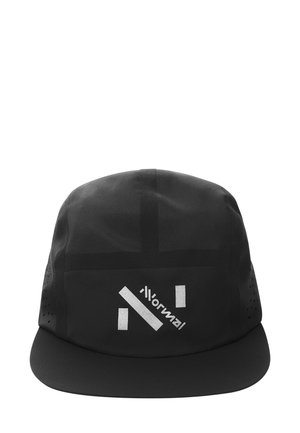 Casquette noire à visière plate avec un design géométrique, un logo argenté à l'avant et des panneaux latéraux perforés pour la ventilation.