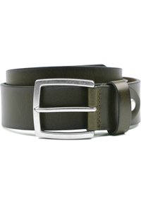 Olijfgroene leren riem met een zilverkleurige rechthoekige gesp, met een gladde textuur en versterkte stiksels nabij het gesp-einde.