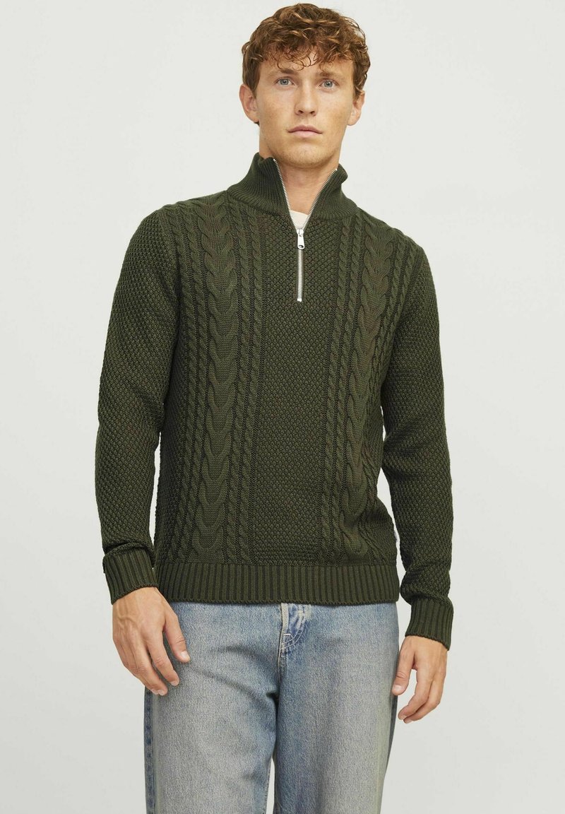 Dunkelgrüner gestrickter Pullover mit einem Viertelreißverschlusskragen, der Zopfstrickmuster und gerippte Bündchen und Saum für Textur und Form aufweist.