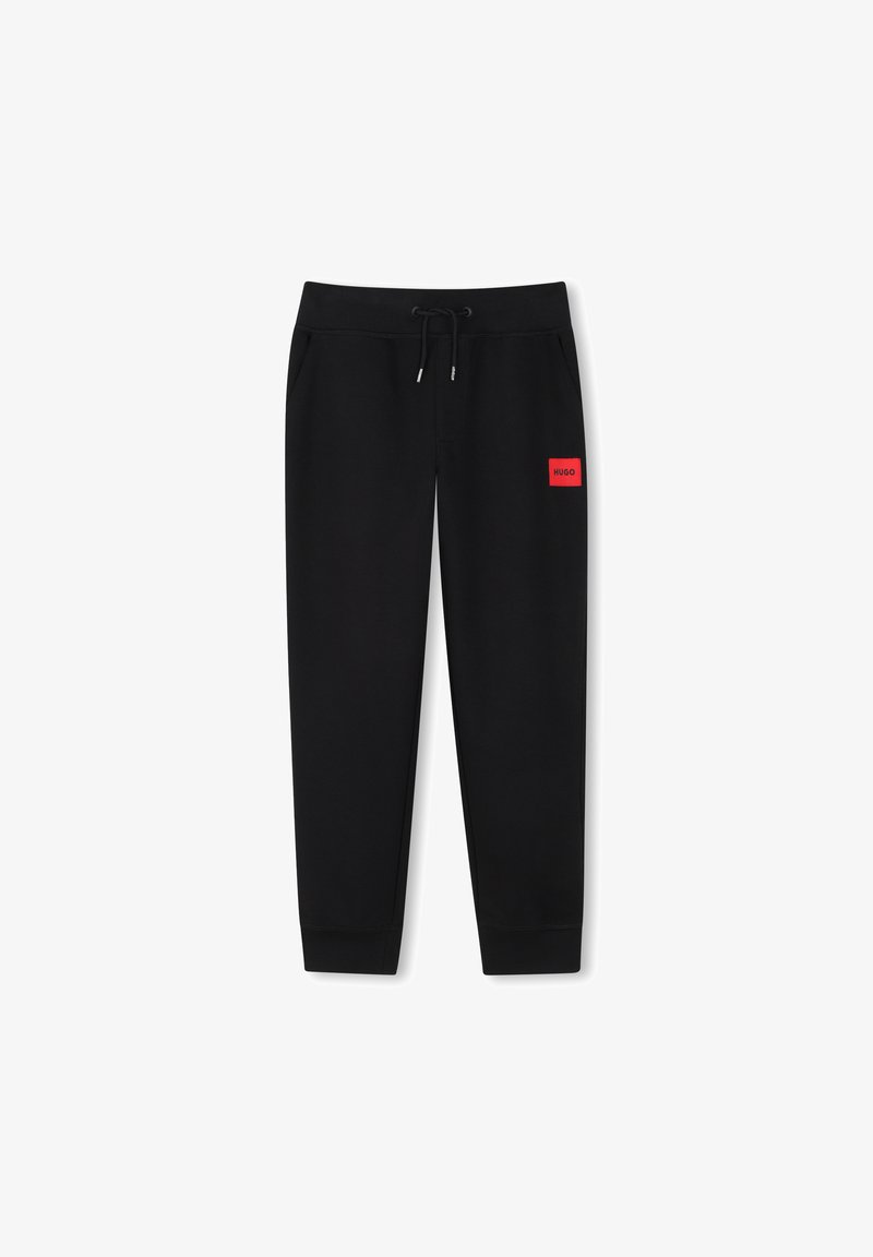 Schwarze Sweatpants aus weichem Stoff mit verstellbarem Kordelzug, schmal zulaufenden Beinen und einem roten Logoaufnäher am linken Oberschenkel.