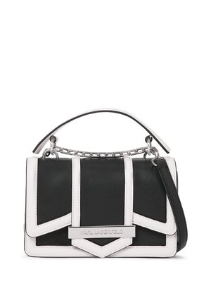 Sac à main en cuir noir avec finitions blanches, détail chaîne argentée, poignée supérieure, bandoulière amovible et plaque logo en métal indiquant Karl Lagerfeld.