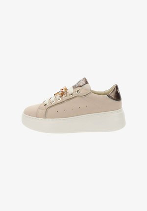 Zapatilla deportiva de plataforma beige con suela blanca, talón y lengüeta en bronce metálico, cordones blancos y una flor decorativa de cuentas cerca de los ojales superiores.