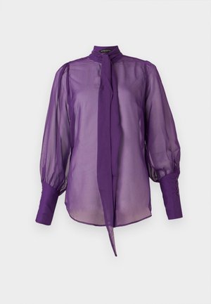 Blusa roxa transparente com gola alta, detalhe de laço e mangas longas bufantes. Possui botões decorativos nos punhos das mangas.