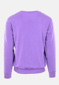 Felpa viola realizzata in morbido tessuto, con scollatura rotonda, maniche lunghe e polsini e orlo a coste, caratterizzata da una texture liscia.