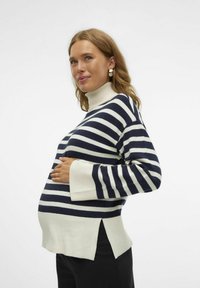 Suéter de maternidad a rayas en azul marino y crema, con cuello alto, aberturas laterales y un ajuste relajado con una textura suave.