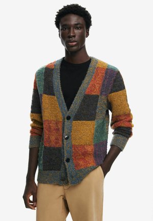 Cardigan multicolore realizzato in lana testurizzata, con un design patchwork in arancio, verde, blu, viola e nero, dotato di cinque bottoni.