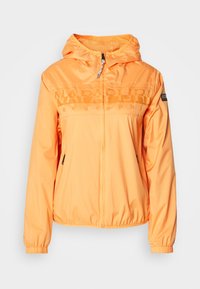Pomarańczowa kurtka z kapturem, wykonana z gładkiego, lekkiego materiału. Posiada zamek błyskawiczny z przodu, elastyczne mankiety oraz teksturowane logo na wysokości klatki piersiowej.