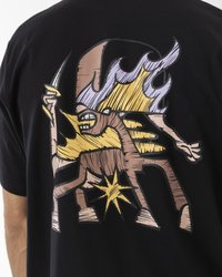 Tricou negru cu un grafic mare și colorat al unui personaj cu flăcări galbene, un cuțit și un explozie de stele, având un design texturat.