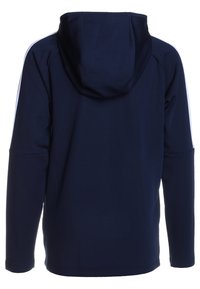 Felpa con cappuccio di colore blu navy, maniche lunghe, texture liscia e strisce bianche sulle spalle. Nessun dettaglio di design visibile sul davanti.