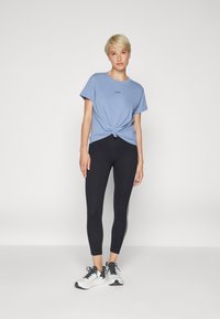 DKNY BUBBLE LOGO KNOT FRONT TEE - Trükipildiga T-särk - stonewash