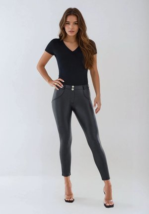 Body aderente nero con maniche corte abbinato a pantaloni neri in ecopelle a vita alta con due bottoni metallici e tasche davanti.