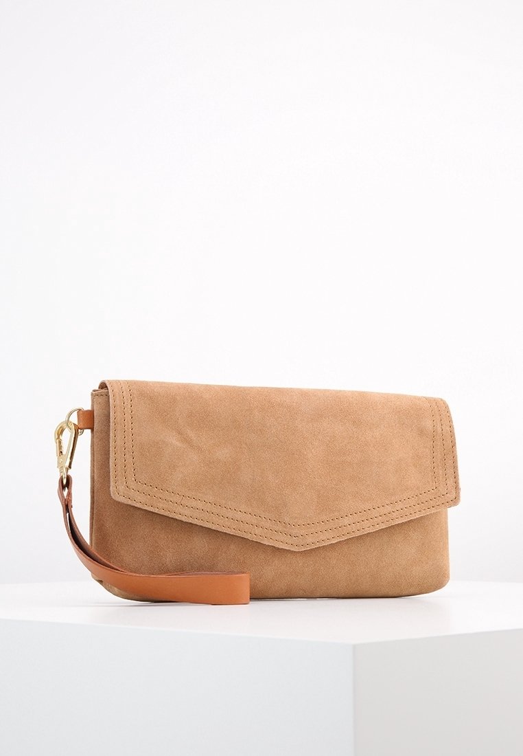 Vaaleanruskea mokkanahkainen kääntömallinen clutch-laukku, jossa on irrotettava ruskea nahkahihna ja kullanväriset metalliosat.