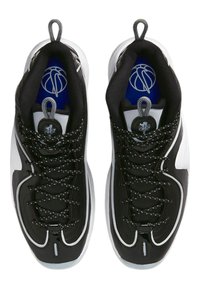 Sorte atletiske sneakers med hvide detaljer, teksturerede paneler og sorte snørebånd. Har et basketballlogo på en blå indersål. Rund tådesign.