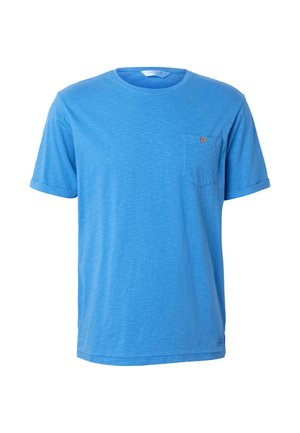 T-shirt bleu à manches courtes avec col rond et petite poche poitrine ornée d'un bouton en bois sur fond blanc.