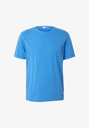 T-shirt bleu à manches courtes avec col rond et petite poche poitrine ornée d'un bouton en bois sur fond blanc.
