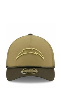 Baseballmütze mit runder Krone, tanfarbenem Stoff, kontrastierendem dunkelgrünen Schirm und gelbem Blitz-Symbol. Verstellbare Passform mit strukturiertem Design.