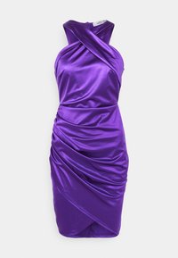 Robe sans manches en satin violet avec encolure halter croisée et jupe portefeuille asymétrique froncée.