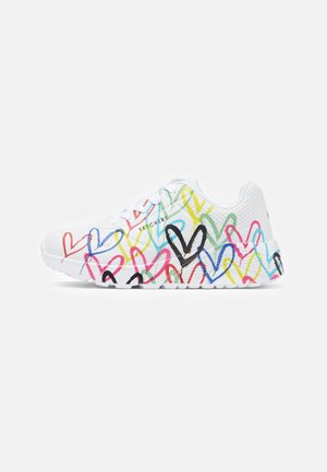Baskets blanches avec des motifs de cœurs colorés en rose, bleu, vert, jaune et noir. Le design présente une texture perforée et un logo de marque.