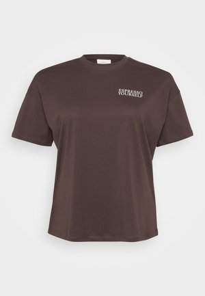 T-shirt marron à manches courtes avec le texte "ESPRESSO YOURSELF" en blanc sur le coin supérieur gauche. Design simple et décontracté.
