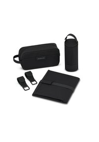 Il set di accessori neri include una borsa con zipper, un contenitore cilindrico, una cartella e due cinture, tutti realizzati in tessuto testurizzato.