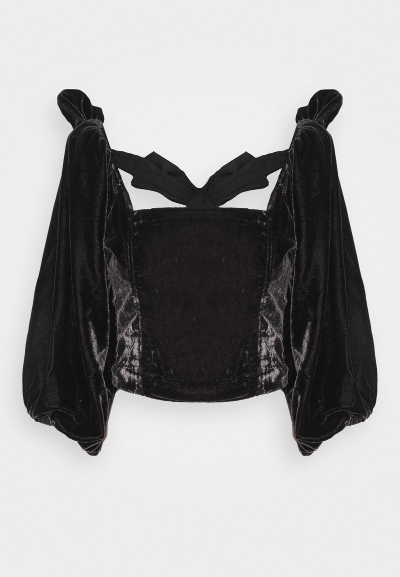 Černý sametový top s nabíranými rukávy, strukturovanou podšívkou a mašlí na výstřihu. Hladká textura s lesklým povrchem.