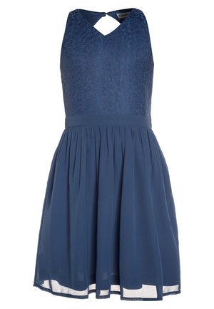 Robe bleu marine sans manches avec corsage texturé, encolure goutte, taille ajustée et jupe froncée se terminant au-dessus du genou.