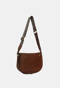Borsa a tracolla in pelle marrone con forma curva, dotata di chiusura con zip e di una tracolla regolabile con motivo. Texture liscia e design minimalista.