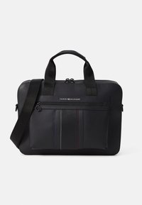 Zwarte laptoptas met dubbele handvaten, verstelbare schouderriem, voorvak met rits en een textuurstreepaccent in rood, wit en blauw.
