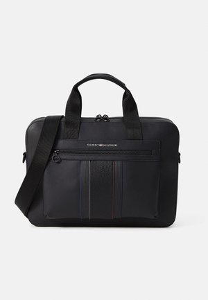 Zwarte laptoptas met dubbele handvaten, verstelbare schouderriem, voorvak met rits en een textuurstreepaccent in rood, wit en blauw.